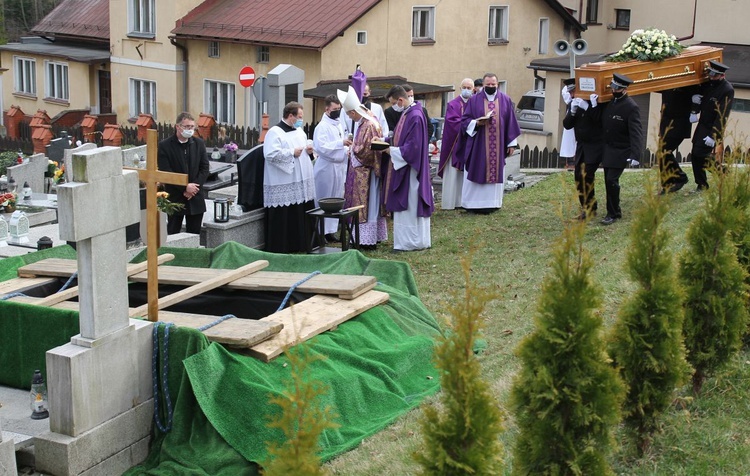 Ostatnie pożegnanie ks. kan. Władysława Droździka w bielskiej Kamienicy