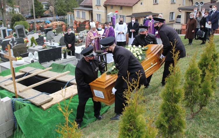 Ostatnie pożegnanie ks. kan. Władysława Droździka w bielskiej Kamienicy