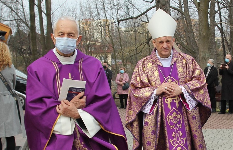 Ostatnie pożegnanie ks. kan. Władysława Droździka w bielskiej Kamienicy