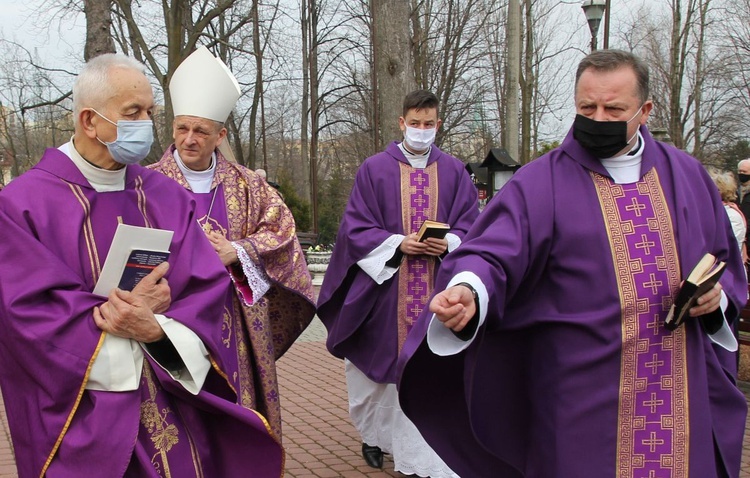 Ostatnie pożegnanie ks. kan. Władysława Droździka w bielskiej Kamienicy