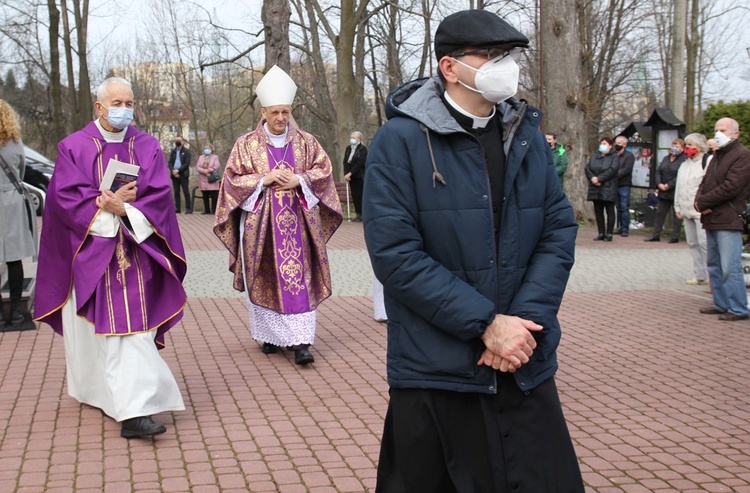 Ostatnie pożegnanie ks. kan. Władysława Droździka w bielskiej Kamienicy