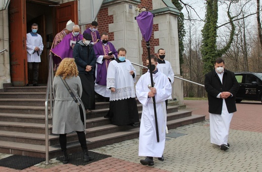 Ostatnie pożegnanie ks. kan. Władysława Droździka w bielskiej Kamienicy