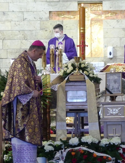 Ostatnie pożegnanie ks. kan. Władysława Droździka w bielskiej Kamienicy