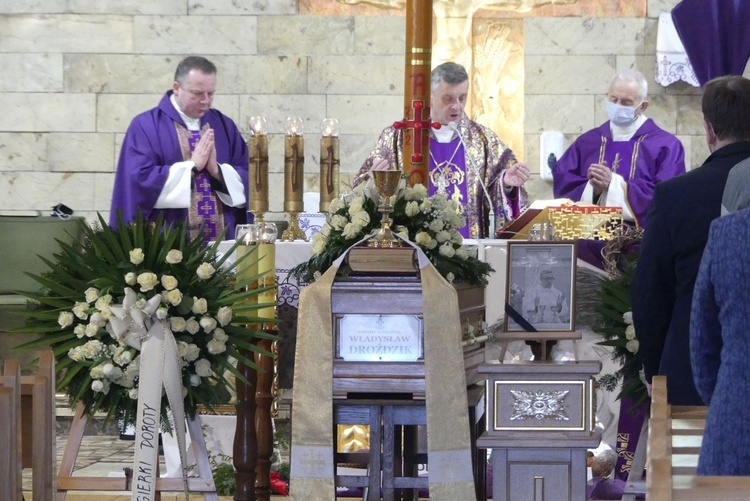 Ostatnie pożegnanie ks. kan. Władysława Droździka w bielskiej Kamienicy