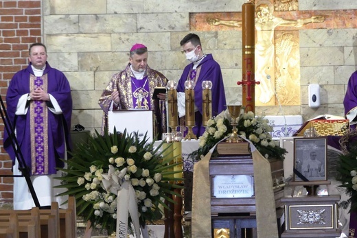 Ostatnie pożegnanie ks. kan. Władysława Droździka w bielskiej Kamienicy