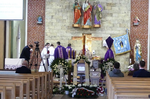 Ostatnie pożegnanie ks. kan. Władysława Droździka w bielskiej Kamienicy