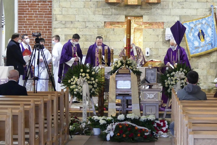 Ostatnie pożegnanie ks. kan. Władysława Droździka w bielskiej Kamienicy