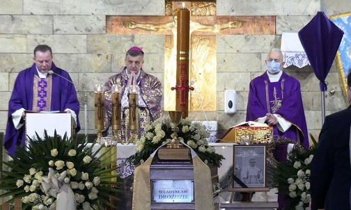 Bp Roman Pindel przewodniczył Mszy św. pogrzebowj śp. ks. kan. Władysława Droździka.