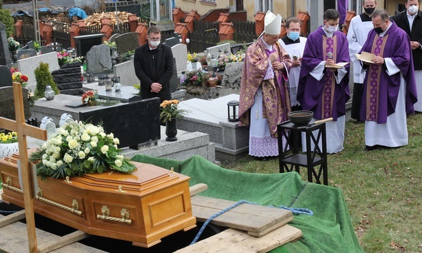 Śp. ks. kan. Władysław Droździk spoczął na cmentarzu parafialnym przy kościele w Bielsku-Białej Kamienicy.