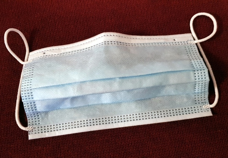 Akcję przekazywania maseczek prowadzi rząd RP.