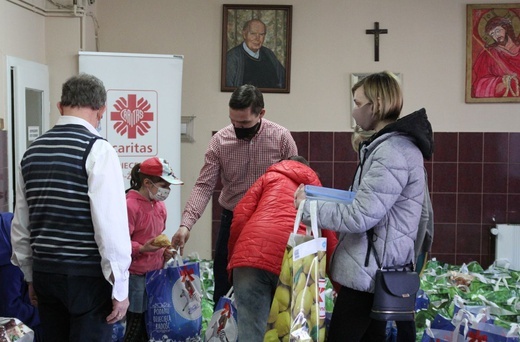 500 świątecznych paczek Caritas i "Brata Alberta" dla potrzebujących
