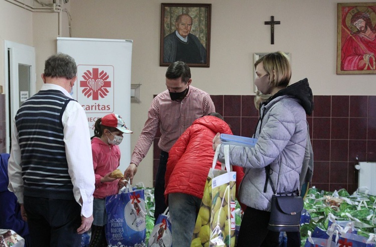 500 świątecznych paczek Caritas i "Brata Alberta" dla potrzebujących