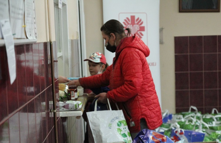 500 świątecznych paczek Caritas i "Brata Alberta" dla potrzebujących