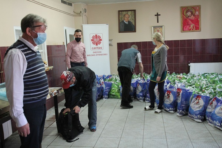 500 świątecznych paczek Caritas i "Brata Alberta" dla potrzebujących