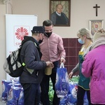 500 świątecznych paczek Caritas i "Brata Alberta" dla potrzebujących