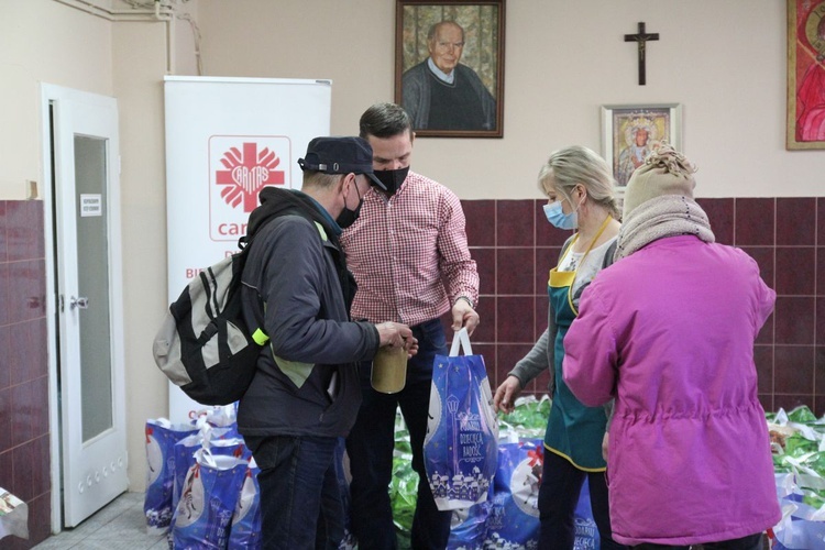 500 świątecznych paczek Caritas i "Brata Alberta" dla potrzebujących