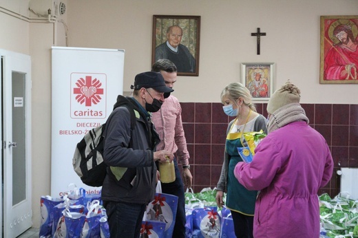 500 świątecznych paczek Caritas i "Brata Alberta" dla potrzebujących