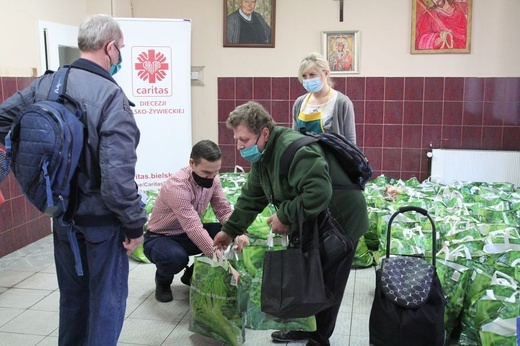 500 świątecznych paczek Caritas i "Brata Alberta" dla potrzebujących