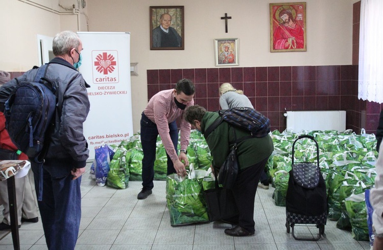 500 świątecznych paczek Caritas i "Brata Alberta" dla potrzebujących