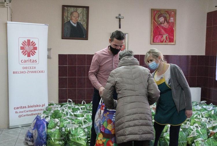 500 świątecznych paczek Caritas i "Brata Alberta" dla potrzebujących