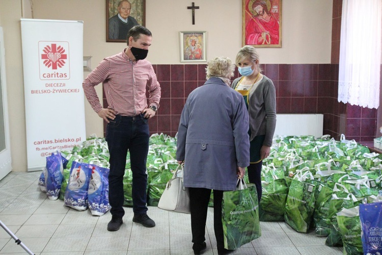 500 świątecznych paczek Caritas i "Brata Alberta" dla potrzebujących