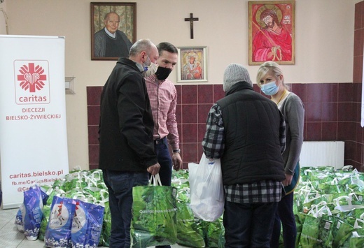 500 świątecznych paczek Caritas i "Brata Alberta" dla potrzebujących
