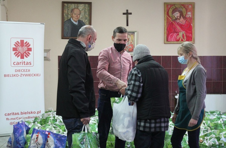 500 świątecznych paczek Caritas i "Brata Alberta" dla potrzebujących