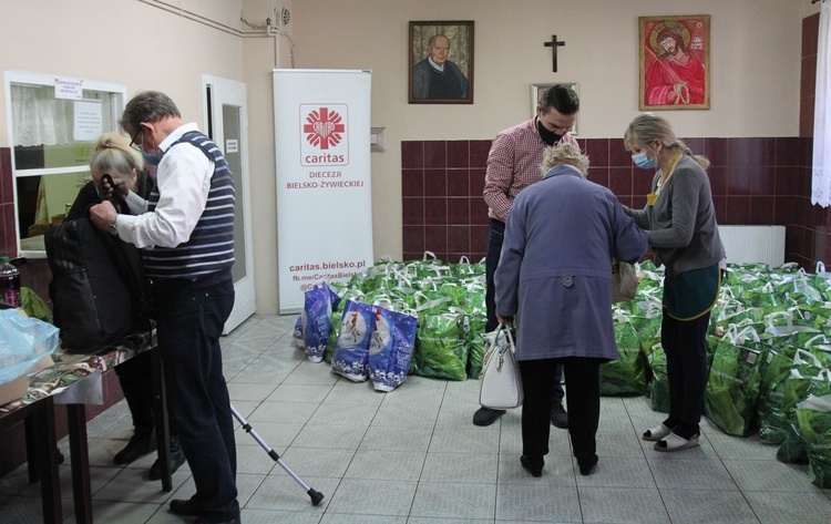 500 świątecznych paczek Caritas i "Brata Alberta" dla potrzebujących