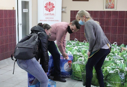 500 świątecznych paczek Caritas i "Brata Alberta" dla potrzebujących