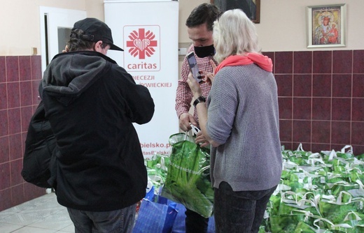 500 świątecznych paczek Caritas i "Brata Alberta" dla potrzebujących