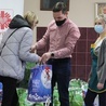 Ubodzy odbierali dziś paczki żywnościowe przygotowane dla nich przez Caritas i Towarzystwo Pomocy im. św. Brata Alberta.