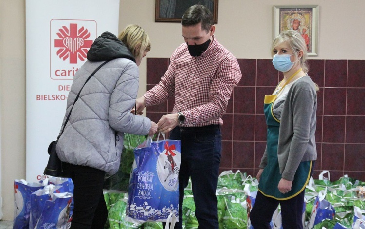 Ubodzy odbierali dziś paczki żywnościowe przygotowane dla nich przez Caritas i Towarzystwo Pomocy im. św. Brata Alberta.