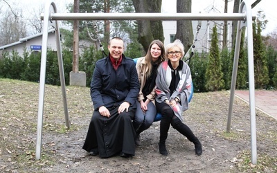 Od lewej: dk. Wojciech Kamiński i dyrketorki katolckich szkół: Katarzyna Kawalerowicz oraz Alina Prajzler.