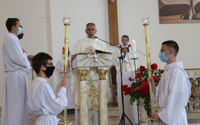 Modlą się m.in. za księży, którzy prowadzili wakacyjne rekolekcje.