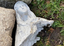 Dewastacja figury Matki Bożej przy kościele pw. Ducha Świętego w Koszalinie