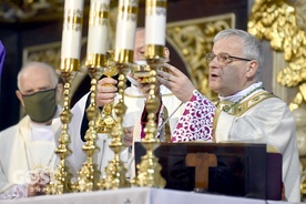 Biskup świdnicki w czasie celebracji Mszy św.