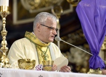 Biskup w czasie Mszy św. Wieczerzy Pańskiej.