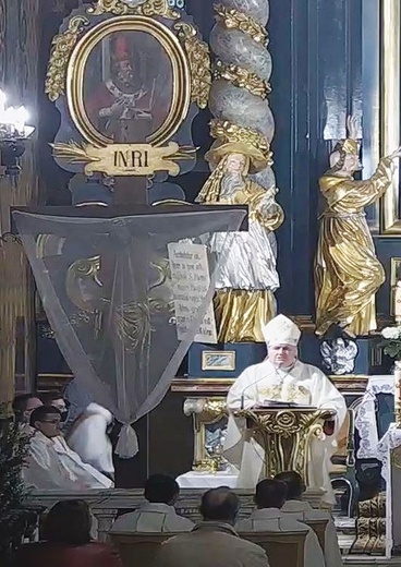 Bp Piotr Greger przewodniczył Mszy Świętej Wieczerzy Pańskiej w żywieckiej konkatedrze.