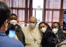 Papież odwiedził bezdomnych oczekujących na szczepienia