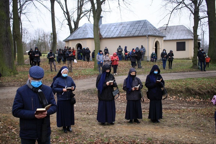 Droga Krzyżowa na annogórskiej kalwarii w Wielki Piątek 2021