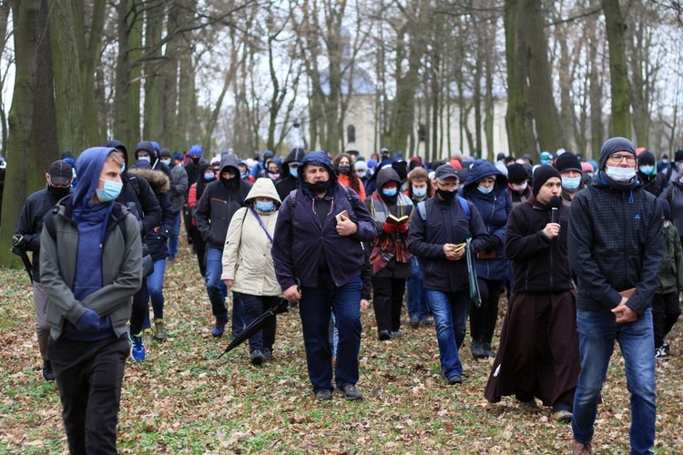 Droga Krzyżowa na annogórskiej kalwarii w Wielki Piątek 2021