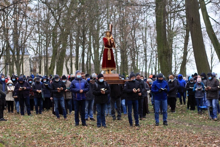 Droga Krzyżowa na annogórskiej kalwarii w Wielki Piątek 2021