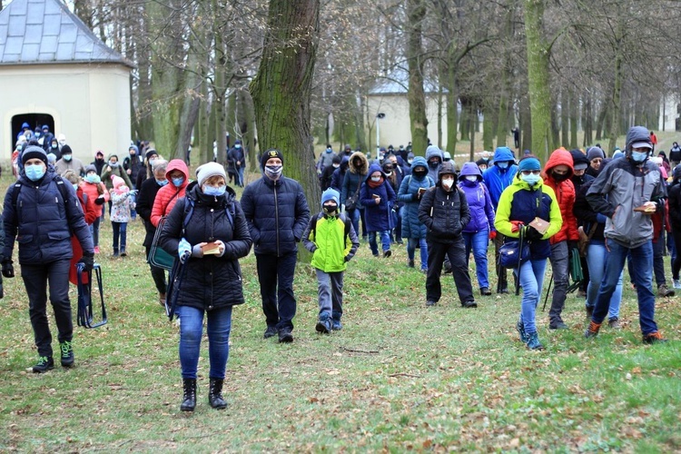 Droga Krzyżowa na annogórskiej kalwarii w Wielki Piątek 2021