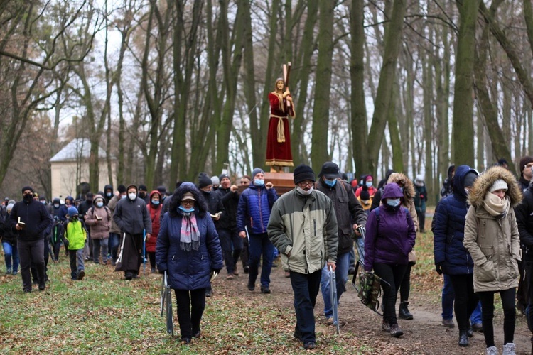 Droga Krzyżowa na annogórskiej kalwarii w Wielki Piątek 2021