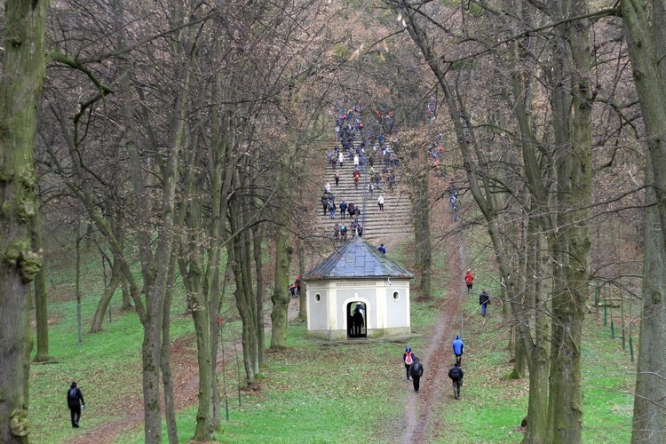 Droga Krzyżowa na annogórskiej kalwarii w Wielki Piątek 2021