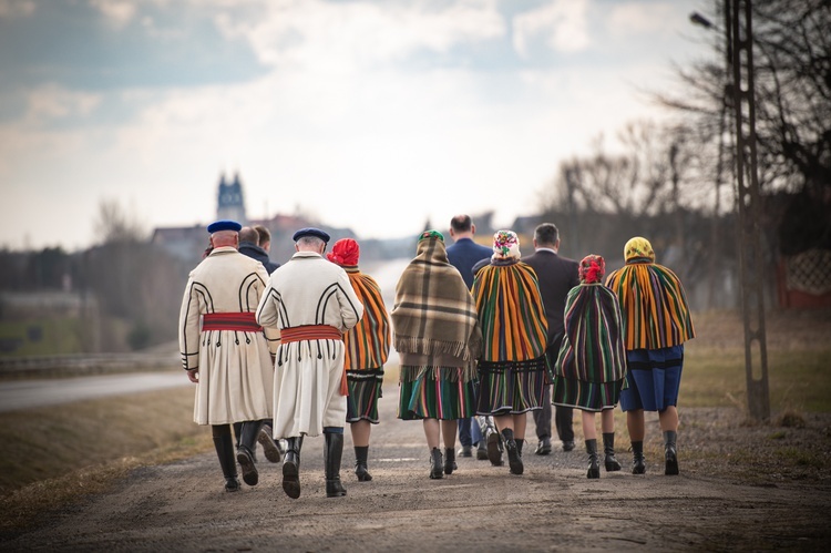 Przed wschodem słońca rodziny udawały się nad rzekę lub do studni, by symbolicznie się obmyć. Wieczorem szli na nabożeństwo Drogi Krzyżowej i rozważanie Męki Pańskiej.