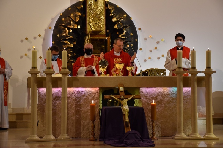 Metropolita gdański przewodniczył w Wielki Piątek Liturgii Męki Pańskiej.