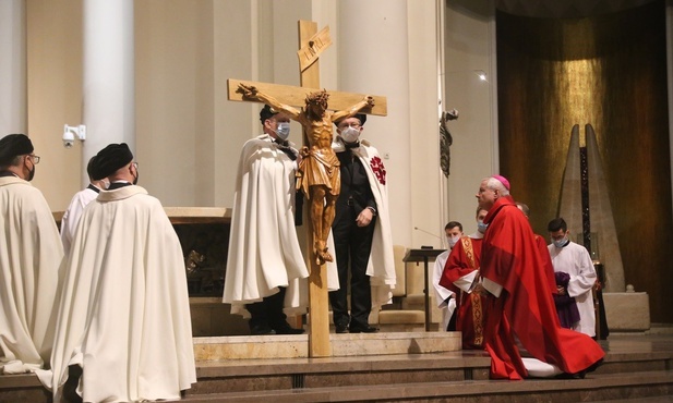 Bp Wodarczyk na Liturgii Męki Pańskiej: Krzyż Chrystusa odpowiedzią Boga na pandemię zła i grzechu