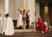 Bp Wodarczyk na Liturgii Męki Pańskiej: Krzyż Chrystusa odpowiedzią Boga na pandemię zła i grzechu