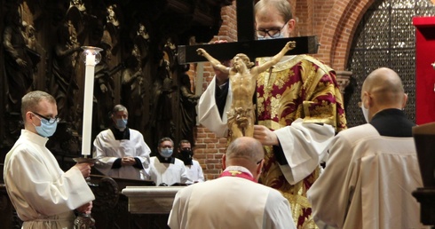 Wielki Piątek. Oderwij wzrok od ziemi, spójrz na Ukrzyżowanego